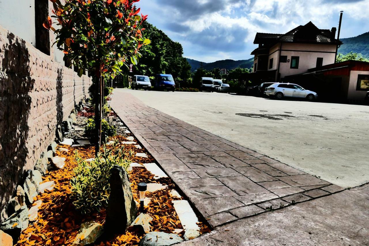 Hotel Pensiunea Roua Florilor Anina Exterior foto